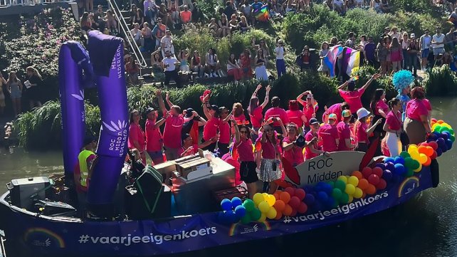 ROC Midden Nederland tijdens de Utrecht Pride botenparade