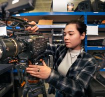 Student Audiovisuele Medewerker zet camera op